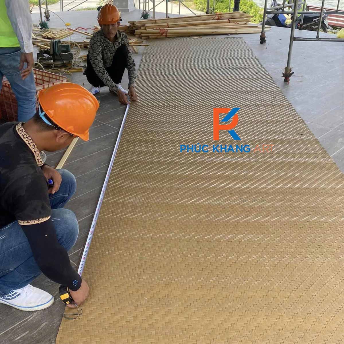 Đội ngũ romtrenhantao thi công mành nhân tạo trọn gói