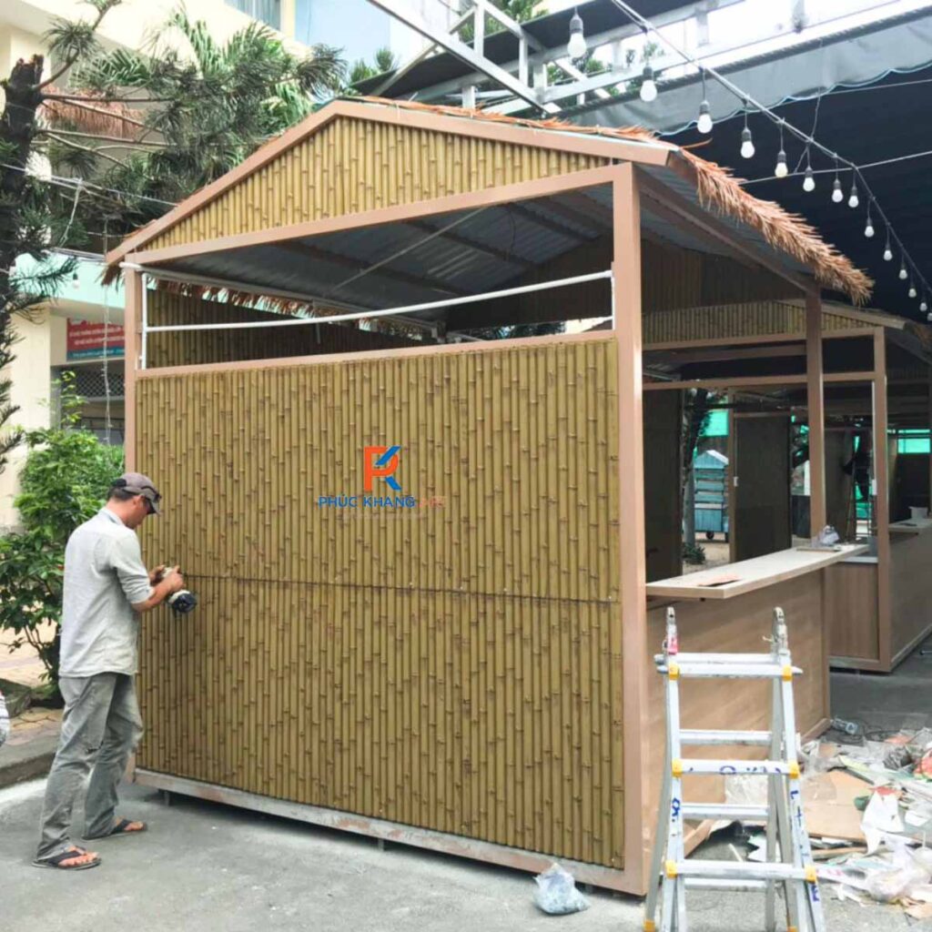 Lắp đặt vách tre nhân tạo sân vườn ngoài trời