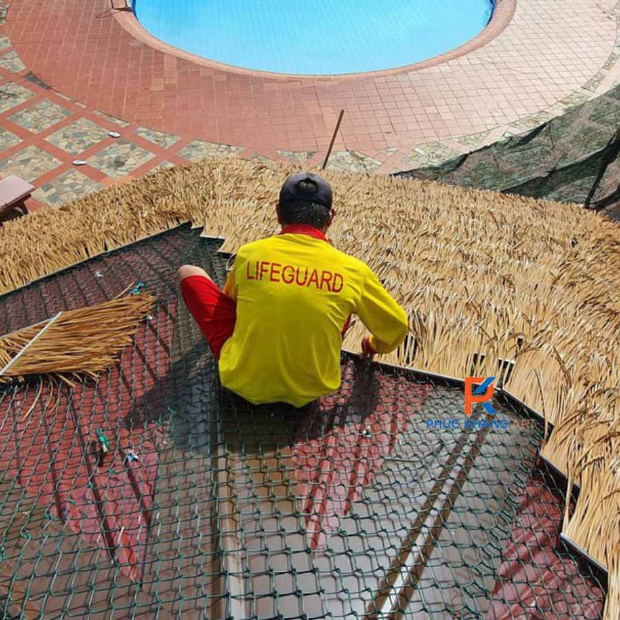 Dự Án Mái Rơm Nhân Tạo Tại Hòa Bình – Báo Giá Rơm Nhân Tạo Mới Nhất 2025 3 Thợ thi công rơm nhân tạo