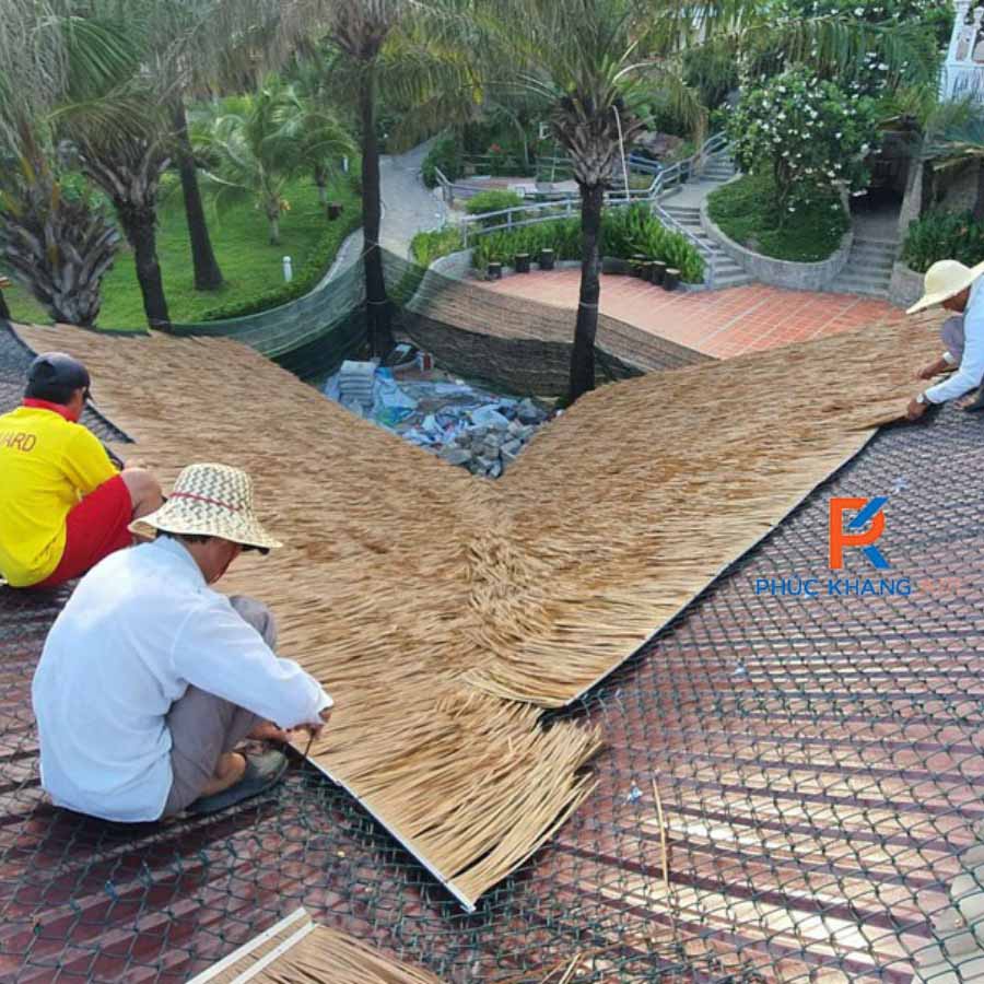 Dự Án Mái Rơm Nhân Tạo Tại Hòa Bình – Báo Giá Rơm Nhân Tạo Mới Nhất 2025 4 Thi công mái lá nhựa nguyên sinh trên mái tôn