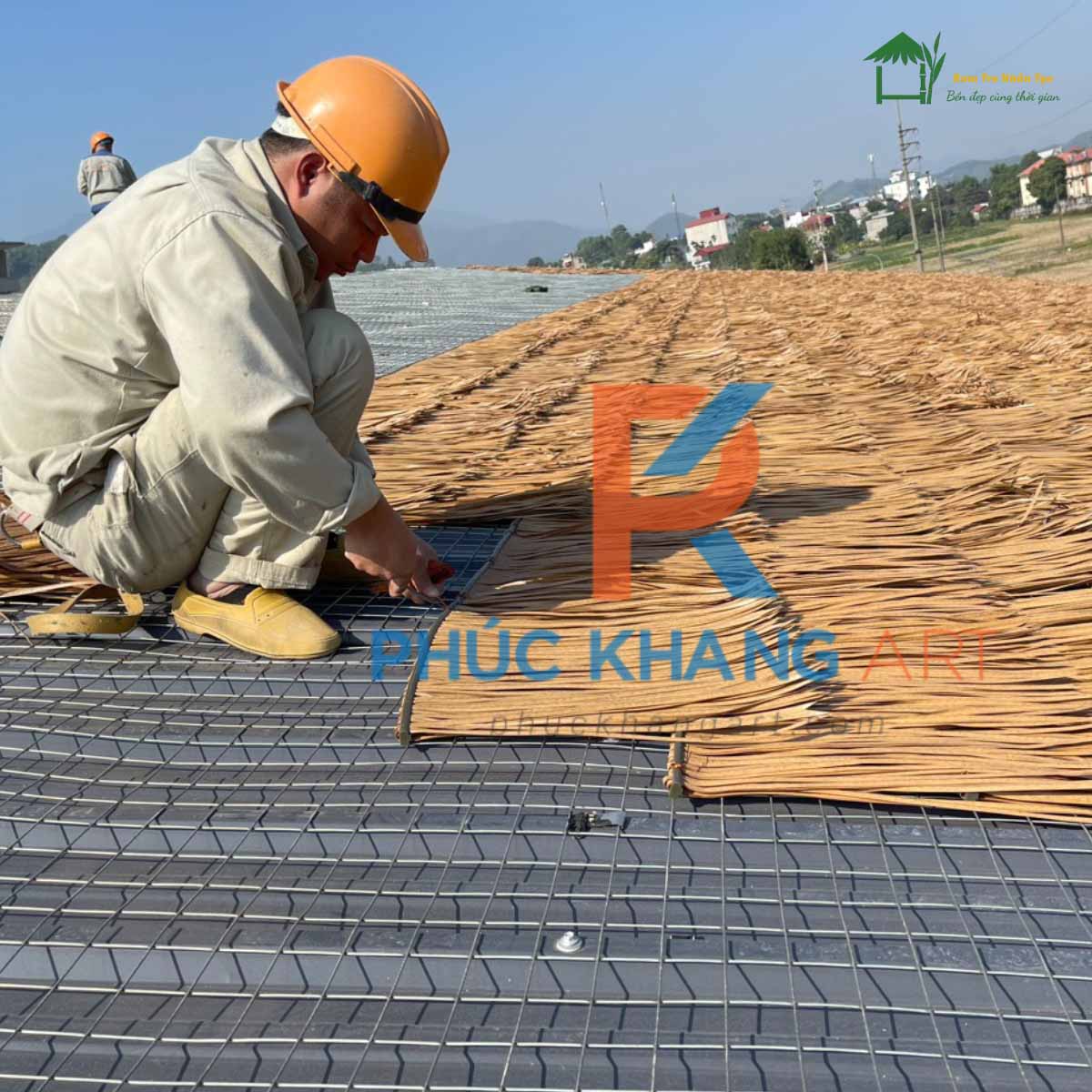 Mái Lá Nhân Tạo Chống Nóng Mái Tôn - Giải Pháp Hiệu Quả Cho Không Gian Sống Mát Mẻ 2025 14 Thợ lợp rơm nhân tạo trên mái tôn
