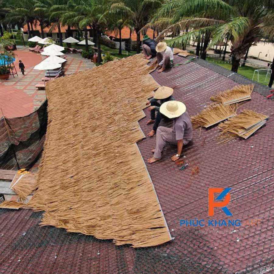 Dự Án Mái Rơm Nhân Tạo Tại Hòa Bình – Báo Giá Rơm Nhân Tạo Mới Nhất 2025 5 Rơm nhân tạo được lợp trên hệ mái tôn