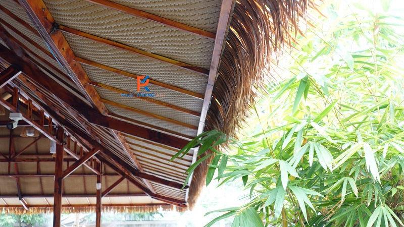Bỏ Trần La Phông Nhựa, Chọn Mành Cói Nhân Tạo – 7 Lợi Ích Bạn Không Nên Bỏ Qua 8 Công trình nhà hàng sân vườn kết hợp trần cót và mái lá nhân tạo