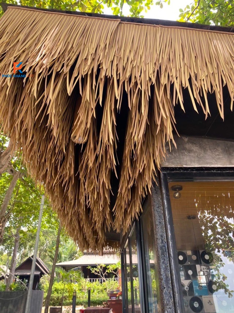 Trần nhà decor với rơm nhân tạo