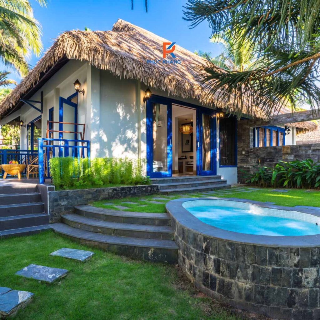 Nhà lợp rơm nhân tạo trong khu resort sinh thái