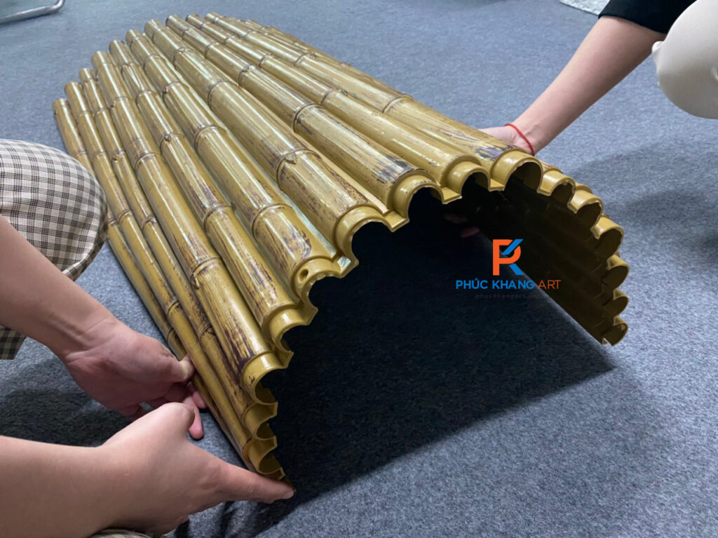 Tre Nhân Tạo Nhựa ABS Mẫu Mới 2025 4 Tấm tre nhân tạo làm từ nhựa ABS, kích thước 100x67cm, độ dày từ 3.3 đến 4.4mm, chuyên dùng để ốp tường, làm vách ngăn, trần trang trí trong nội và ngoại thất.