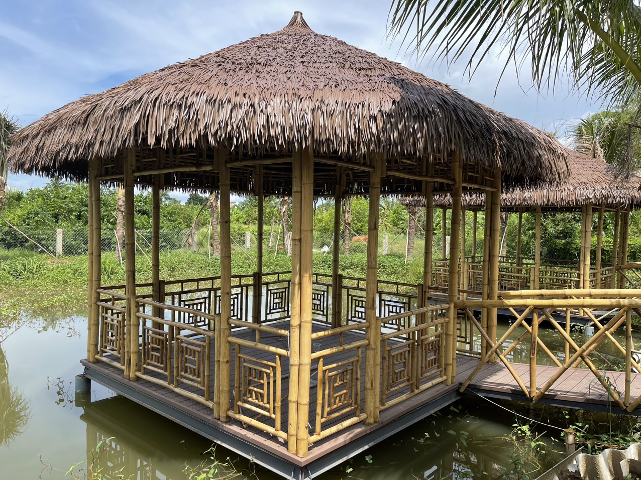 Lý tưởng cho quán café sân vườn, homestay hay khu resort. Thiết kế mái hình nón, kết hợp bàn ghế tre mây tạo cảm giác thư giãn, gần gũi thiên nhiên.