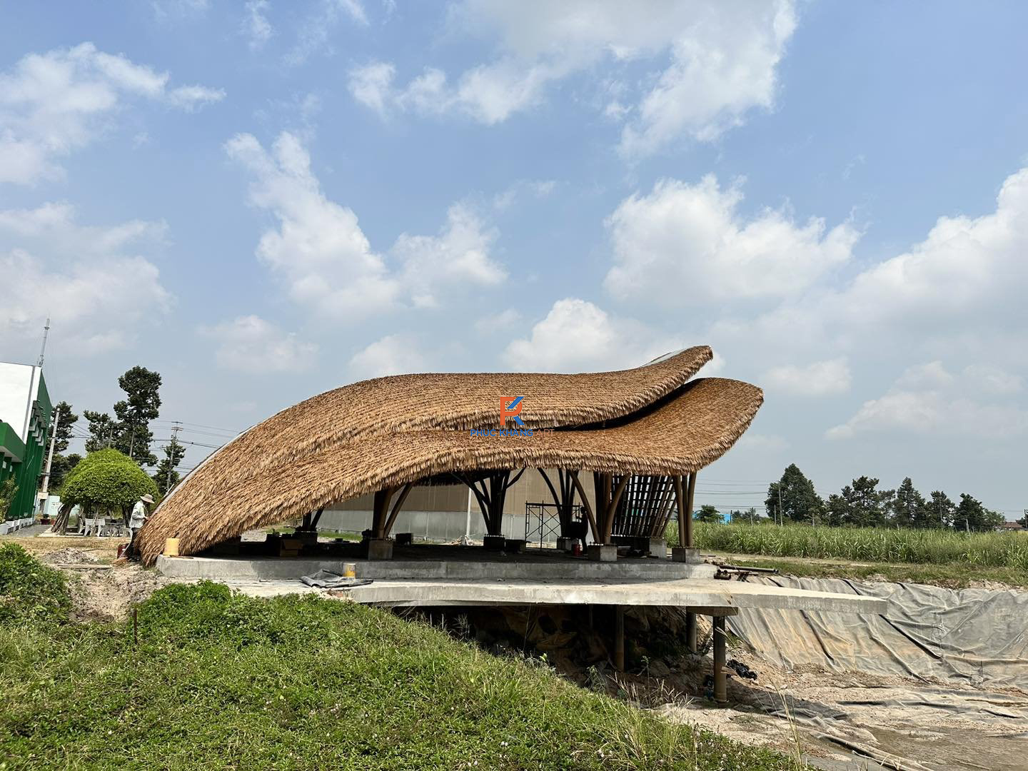 Lý tưởng cho quán café sân vườn, homestay hay khu resort. Thiết kế mái hình nón, kết hợp bàn ghế tre mây tạo cảm giác thư giãn, gần gũi thiên nhiên.