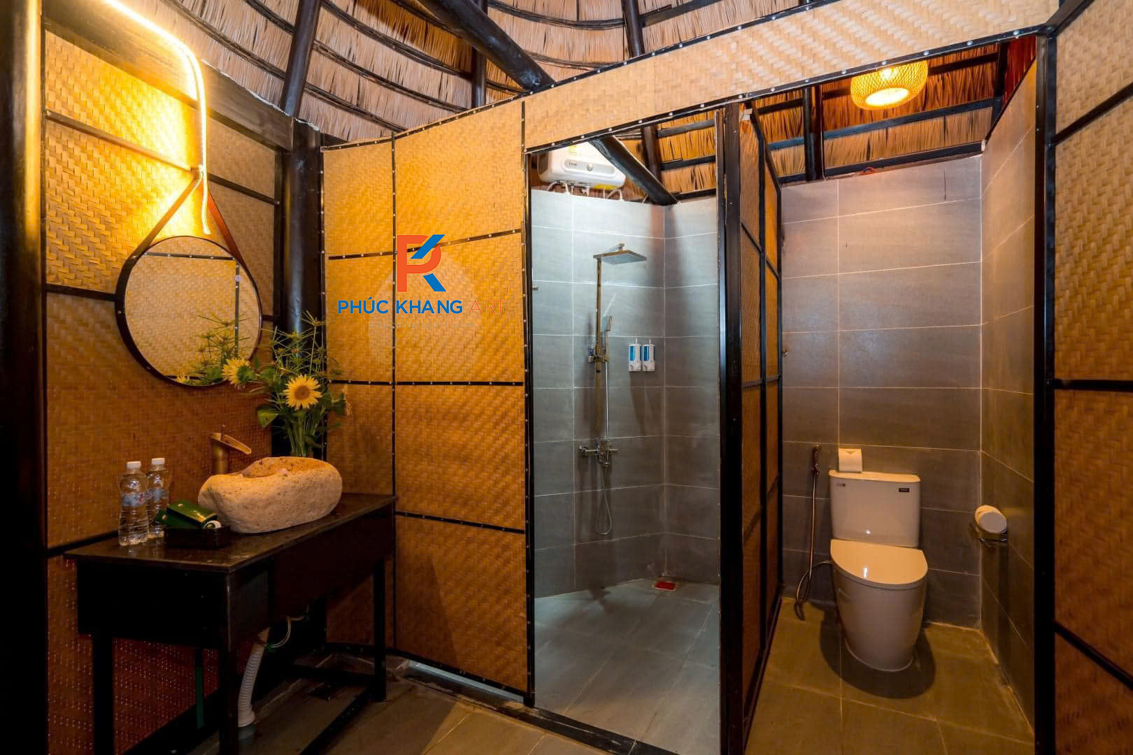 Trang trí vách nhà hàng bằng Cói tre nhân tạo khiến không gian sạch sẽ, thoáng mát