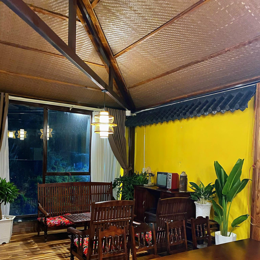 Bàn ghế gỗ dưới trần cót ép nhân tạo.