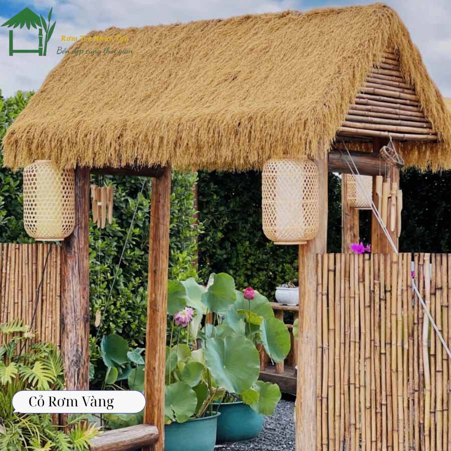 Cổng nhỏ lợp rơm vàng