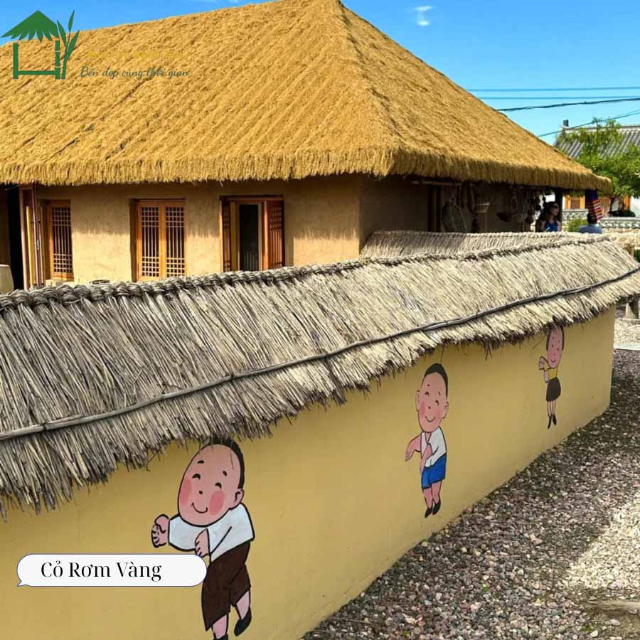 Nhiều homestay lợp mái bằng thảm cỏ rơm