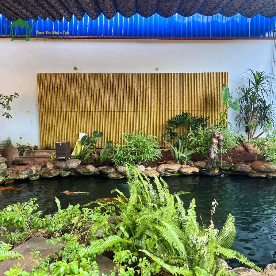 Vách tre decor cho hồ cá Koi