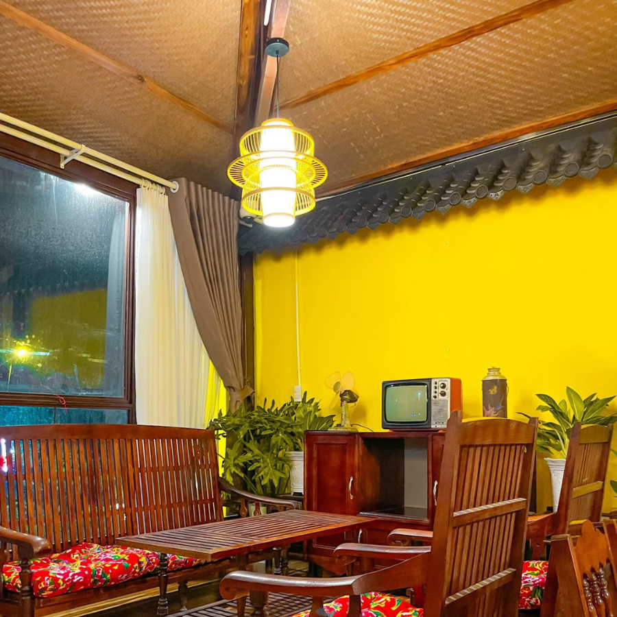 Quán cafe decor tường vàng và trần cót ép.