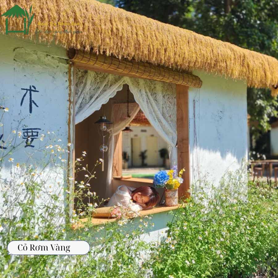 Cỏ rơm vàng trang trí quán cafe tạo cảm gíac gần gũi, làng quê