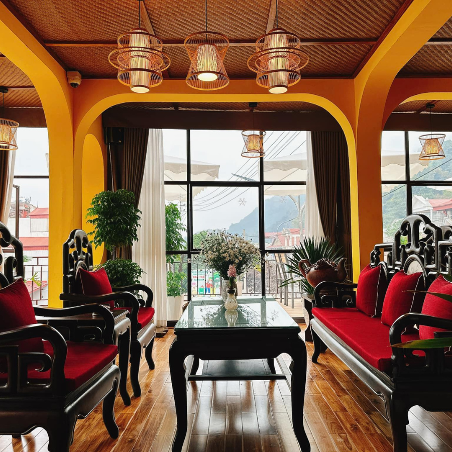 Nội thất quán cafe phối trần cót ép với cửa kính lớn.