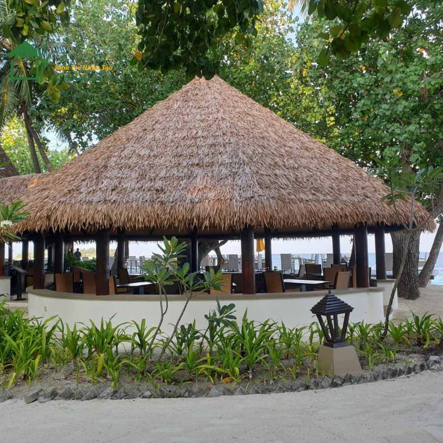 Mái chòi ven biển lợp rơm nhân tạo