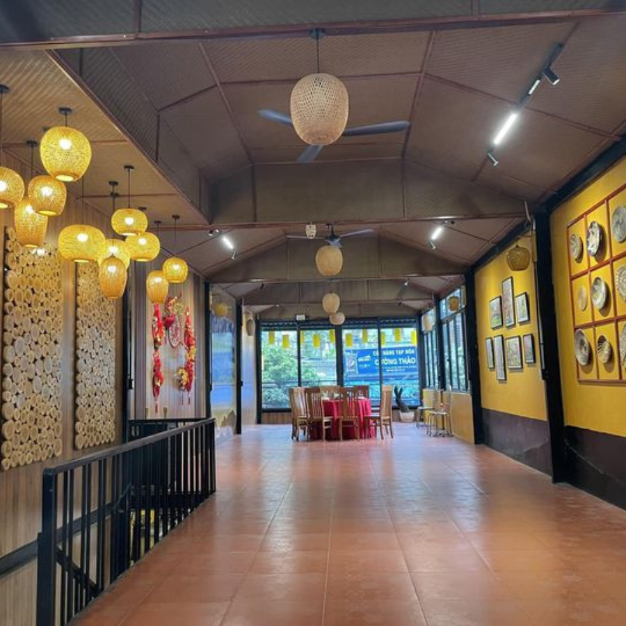 Hành lang cafe với trần và tường cót ép nhân tạo đồng bộ.