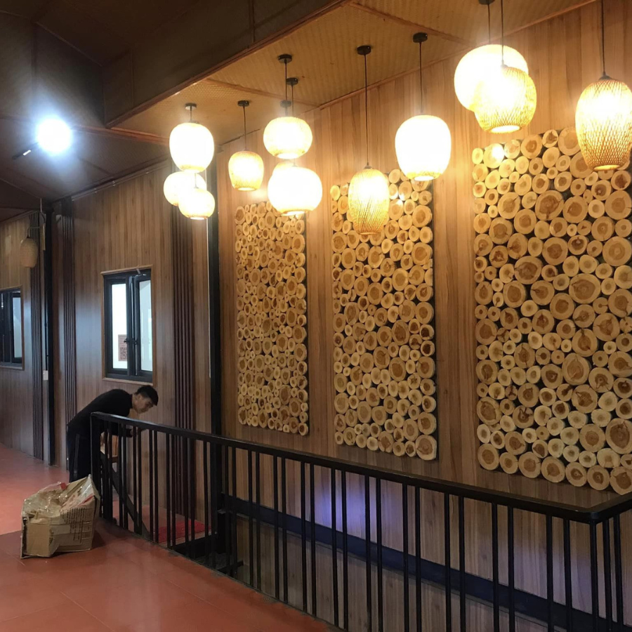 Vách cót ép nhựa trang trí họa tiết đan xen ánh sáng đèn vàng.