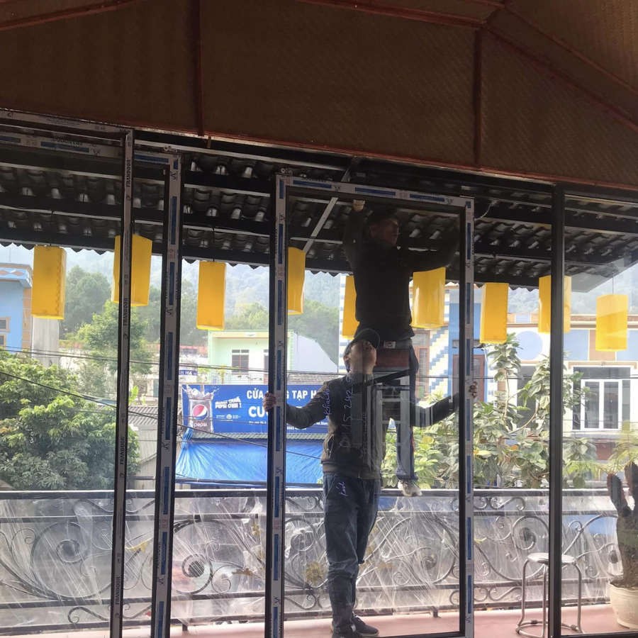 Thi công tường cót ép nhân tạo trên khung sắt.