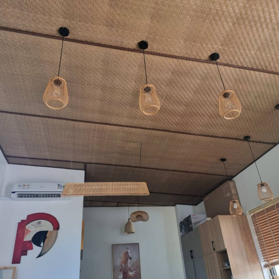 Thi công tường cót ép nhân tạo trên khung sắt.