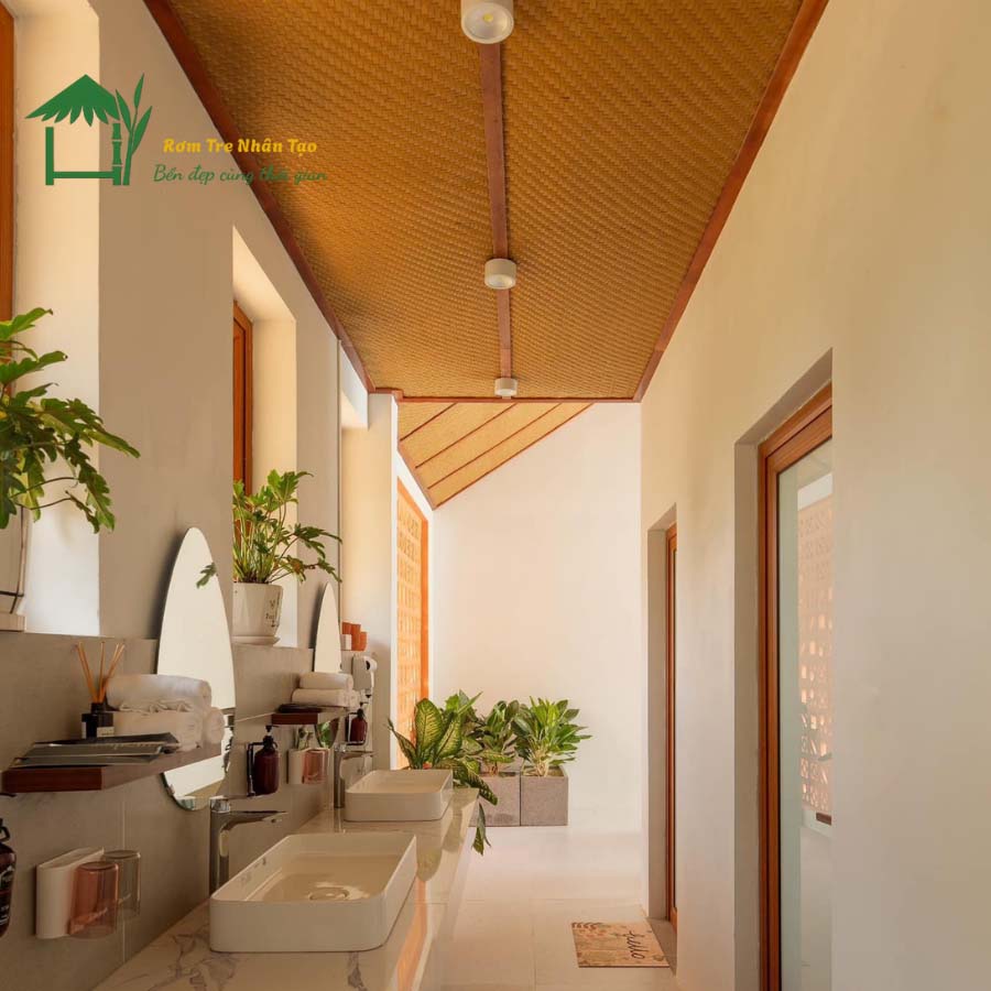 Hành lang quán cafe ốp trần cót ép nhân tạo