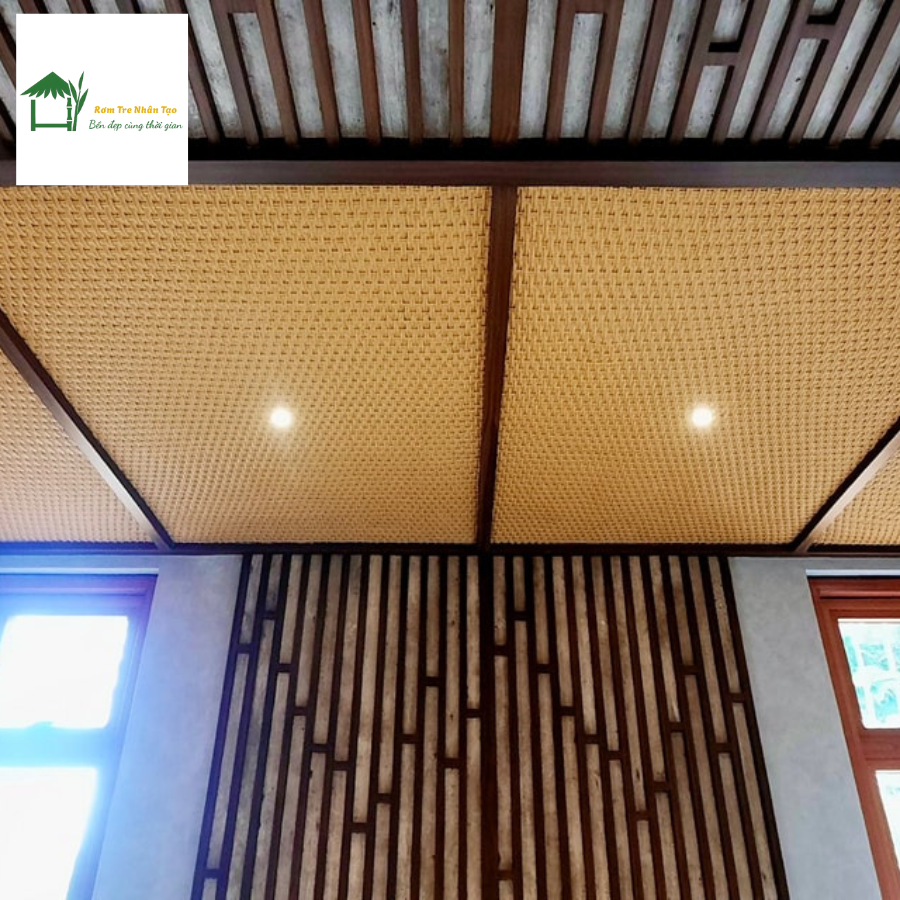 Trần nhà được ốp bằng cót ép nhân tạo kết hợp nan gỗ trang trí.