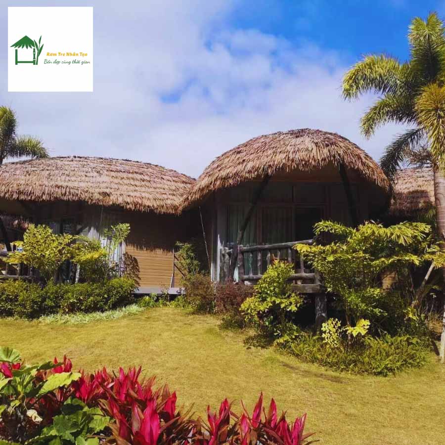Hai căn bungalow nhỏ lợp rơm nhân tạo giữa khu vườn nhiệt đới