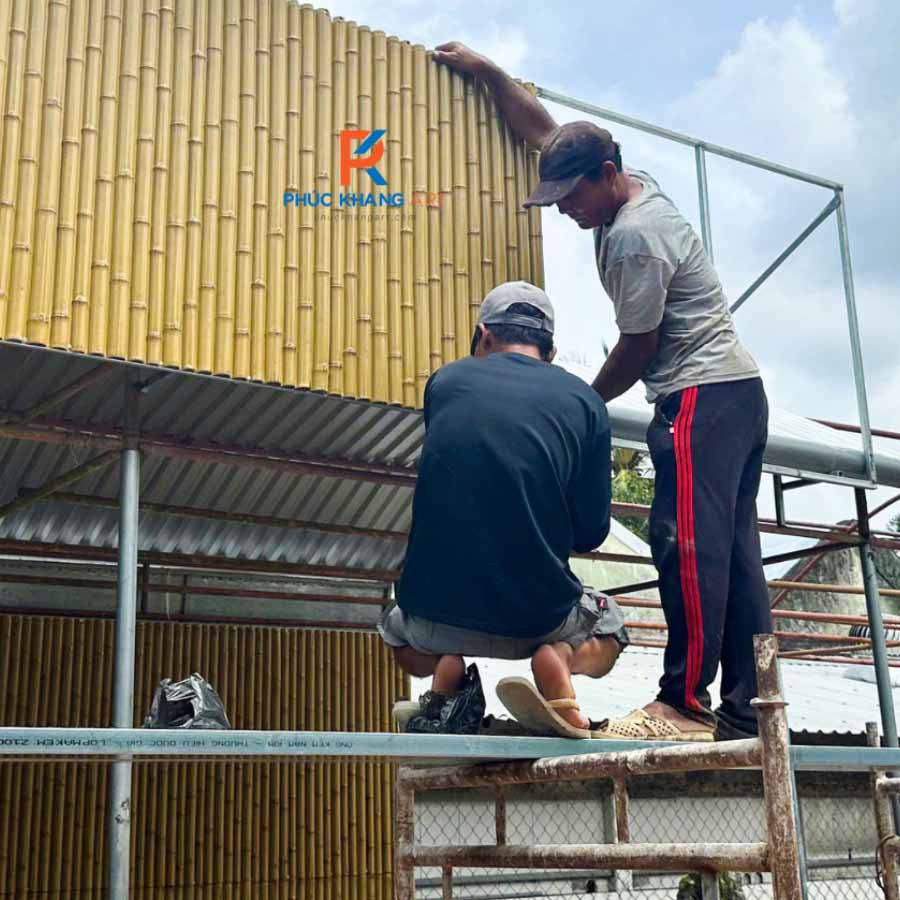 Thi công tre nhân tạo – Hướng dẫn lắp đặt chuẩn và bền đẹp