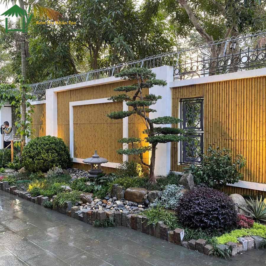 Tấm tre nhân tạo làm nổi bật không gian vườn