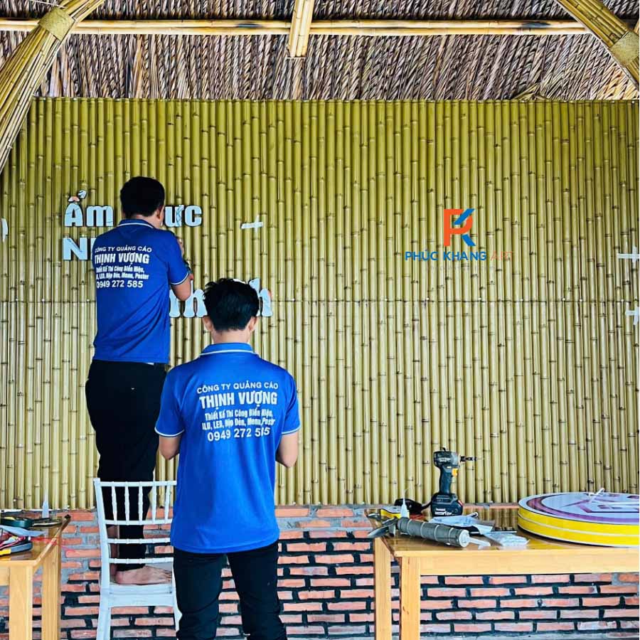 Tấm tre nhân tạo lắp đặt tại nhà hàng sân vườn