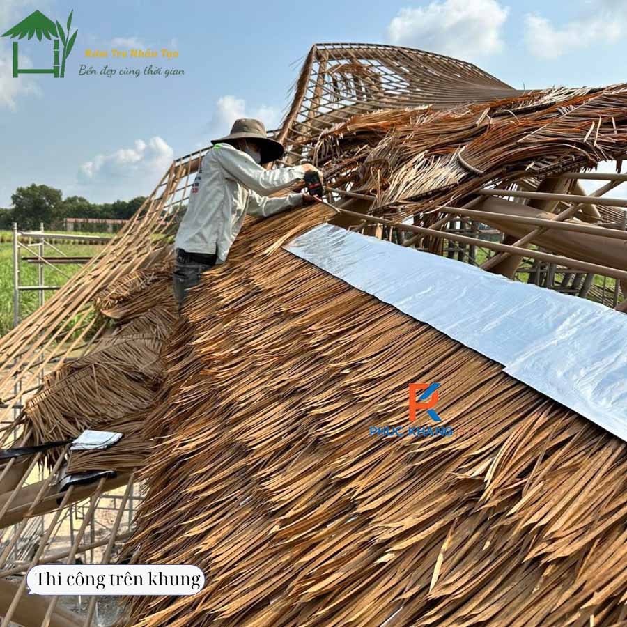 Thi công rơm nhân tạo trực tiếp trên khung kèm màng chống thấm