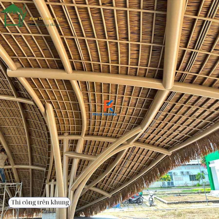 Rơm nhân tạo sau khi lợp trực tiếp trên khung