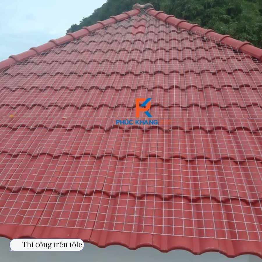 Rải lưới hàn mạ kẽm lên tôn trước khi lợp rơm nhân tạo