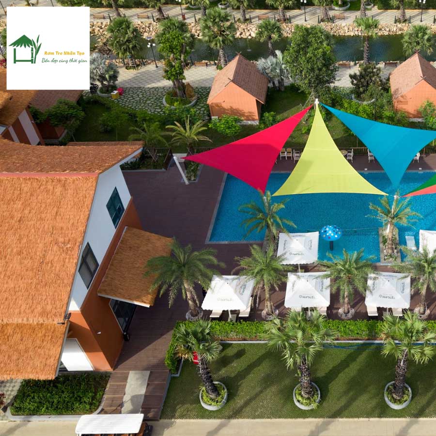 Khu hồ bơi resort lợp mái rơm nhân tạo bền đẹp phong cách nhiệt đới