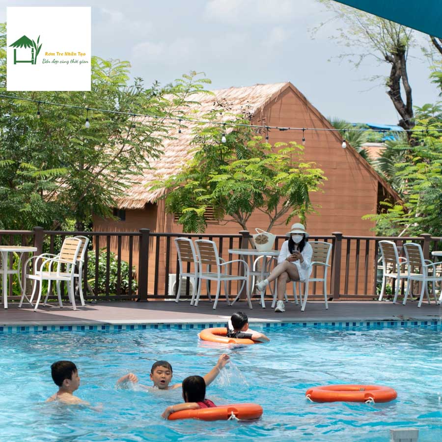 Khu cafe sân vườn resort sử dụng rơm nhân tạo trang trí mái