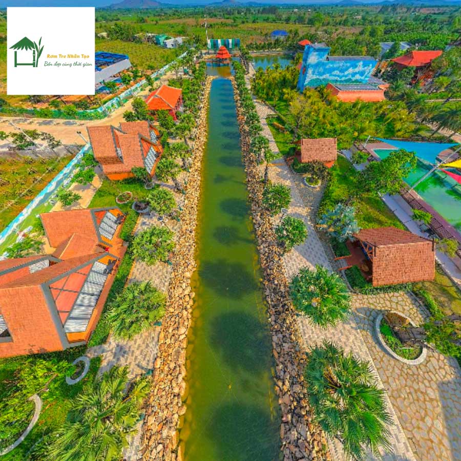Hoàng Long Tropical nhìn từ trên cao với hệ mái rơm nhân tạo đồng bộ