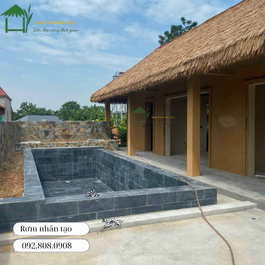 Nhà cổ tại Hà Nội vừa lợp rơm nhân tạo