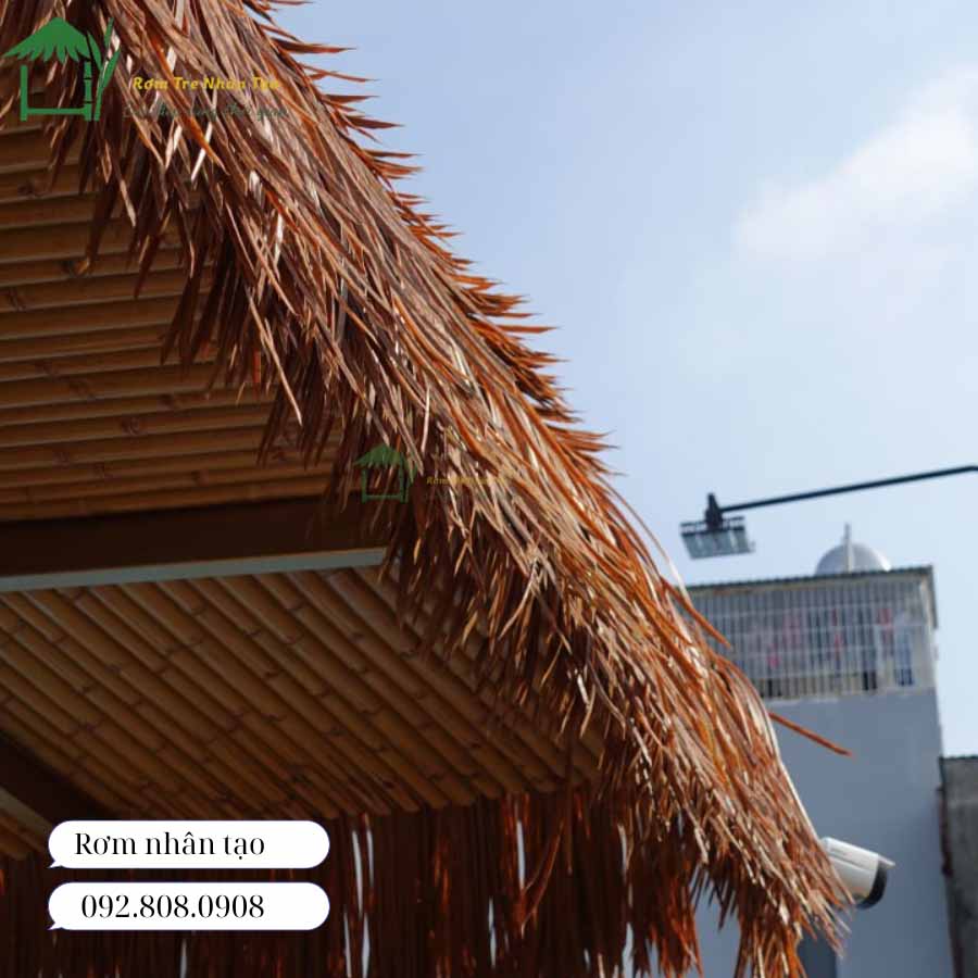 Mái rơm nhân tạo dưới ánh nắng