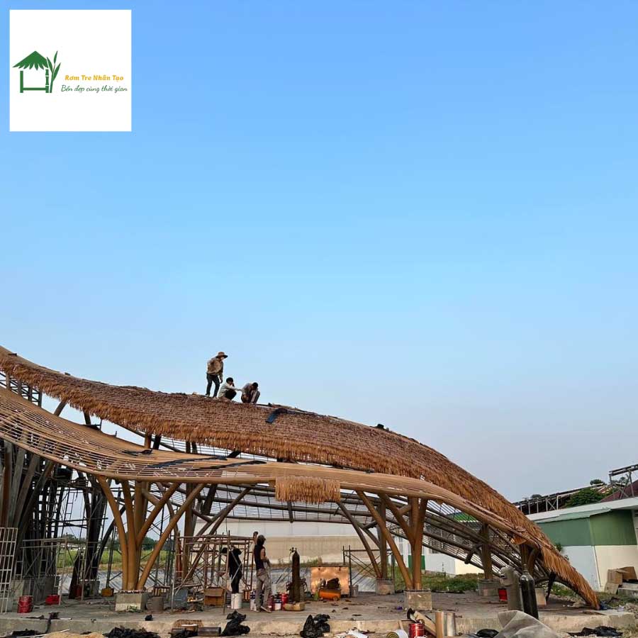 Công nhân làm việc trên đỉnh mái vòm cong