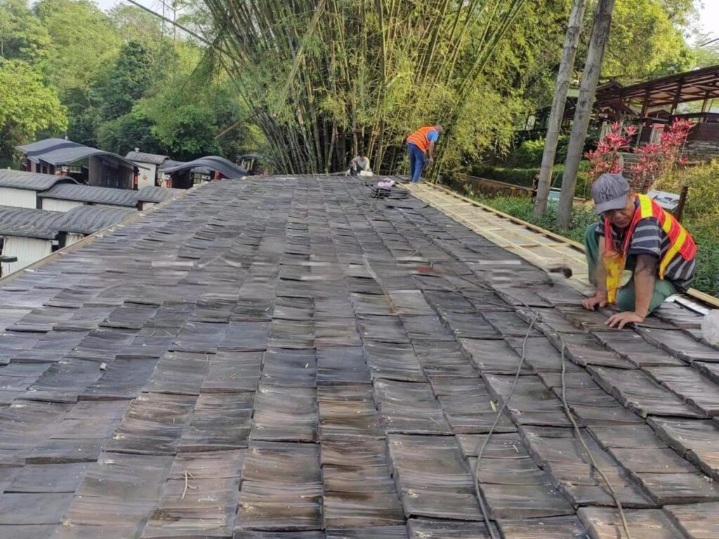 Thi công mái giả gỗ Pơ mu