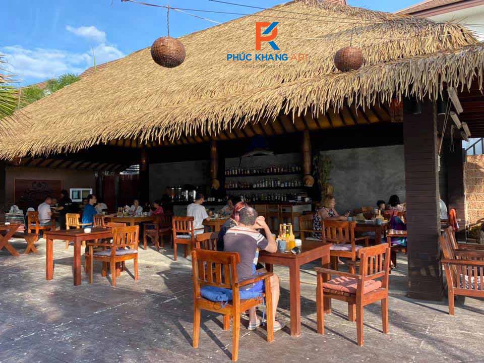Resort ven biển sử dụng tấm lá dừa nước nhân tạo lợp mái