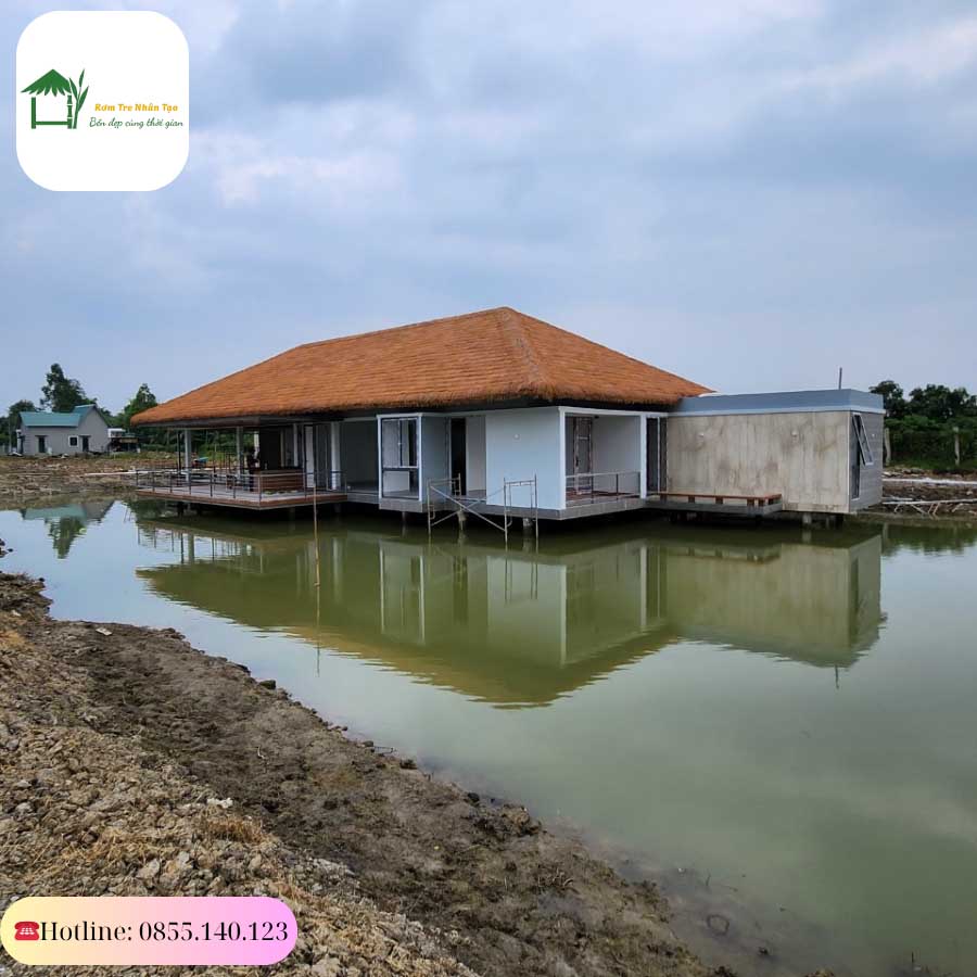 Rơm nhân tạo và cót ép trang trí được sử dụng trong lợp mái nhà nghỉ dưỡng, chống mối mọt và tăng tính thẩm mỹ bền lâu.