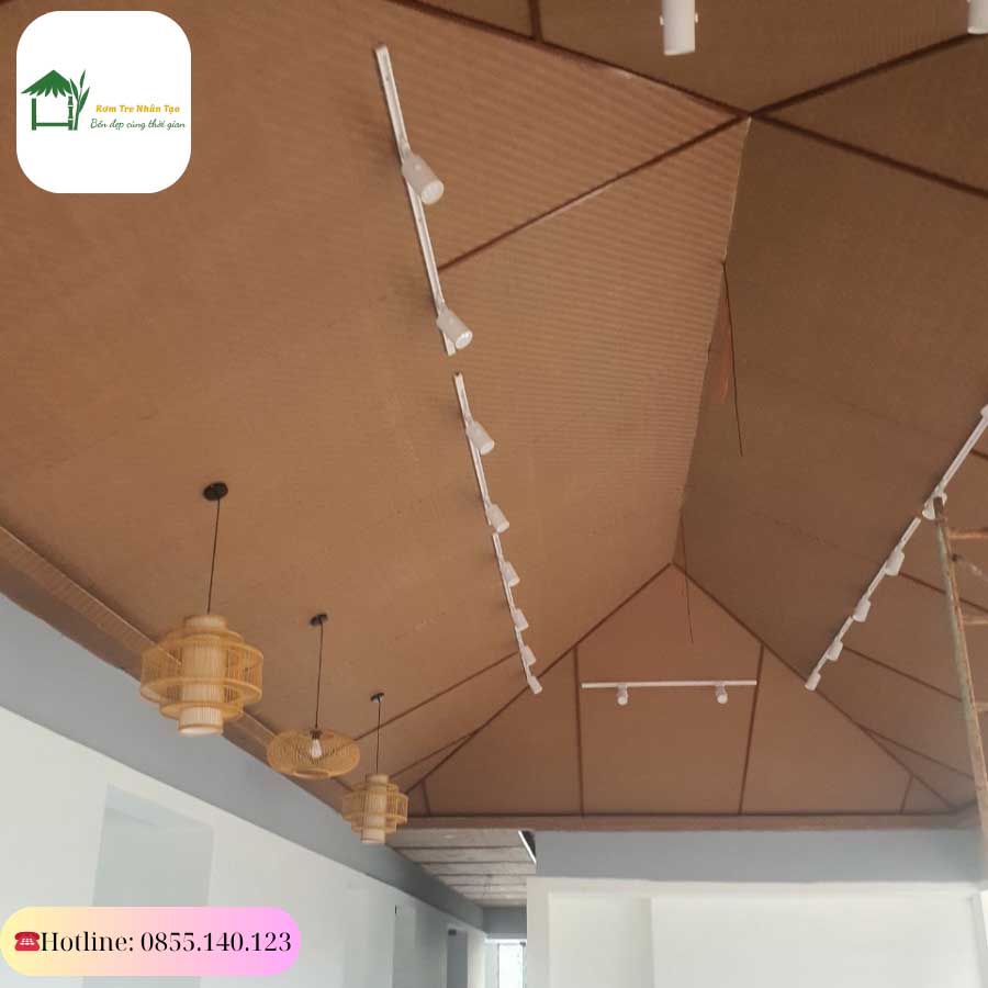 Khu vực phòng khách được ốp trần cót ép nhân tạo phối đèn trang trí tạo điểm nhấn.