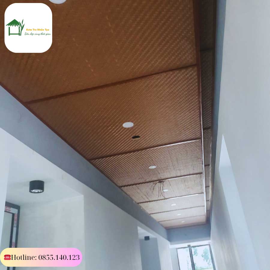 Lối đi nội thất nổi bật với trần cót ép nhân tạo tạo hiệu ứng mộc mạc sang trọng.