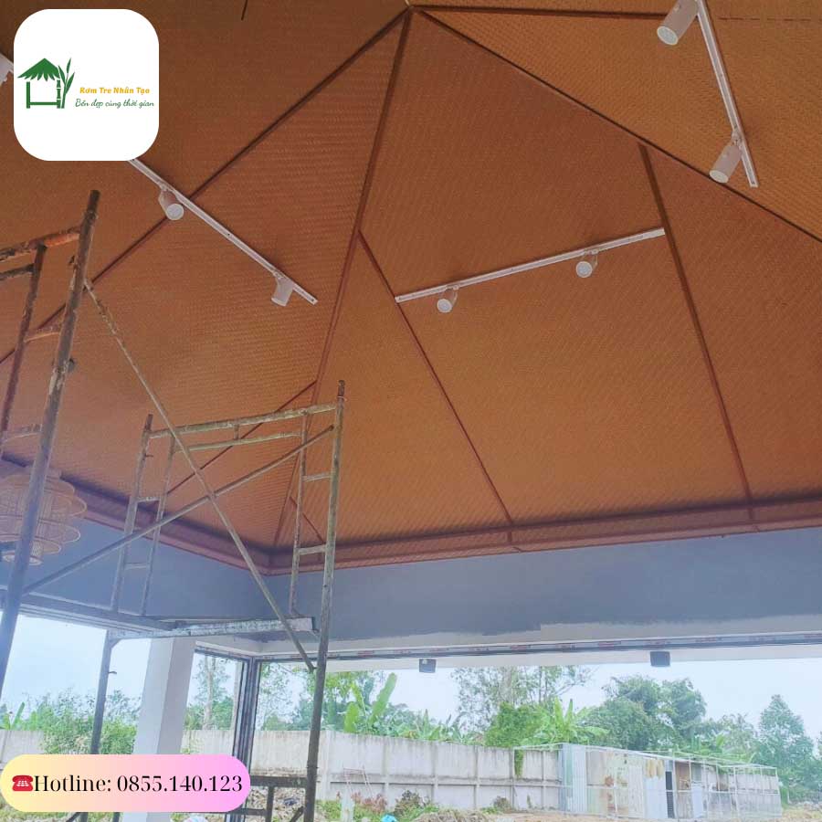 Thi công trần nhà bằng cót ép nhân tạo với hệ khung sắt chắc chắn tại công trình ven hồ.