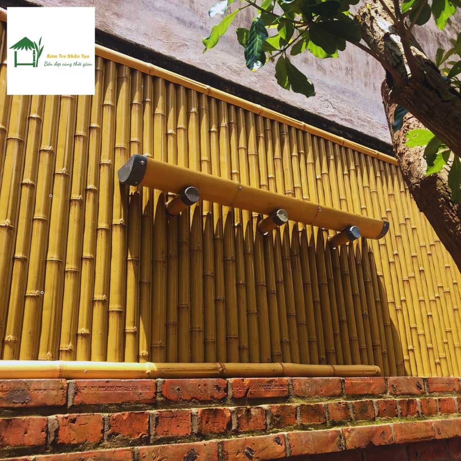 Mảng tường ngoài trời sử dụng tre nhân tạo với mái hiên nhỏ