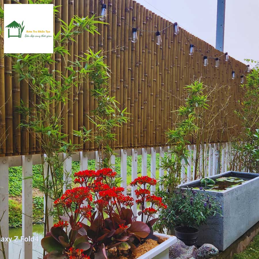 Vườn hoa nhỏ bên vách tre nhân tạo ngoài trời