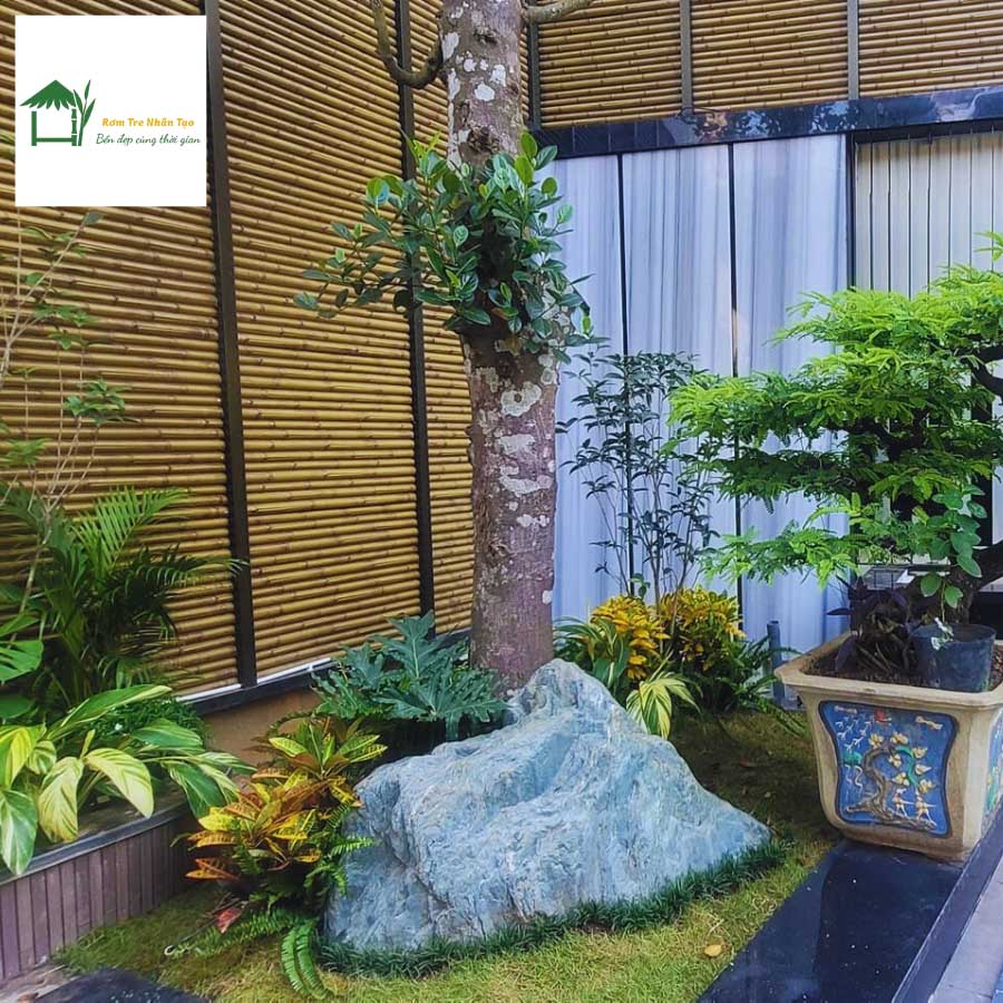 Tường tiểu cảnh sân vườn ốp tre nhựa nhân tạo, kết hợp đá và cây xanh