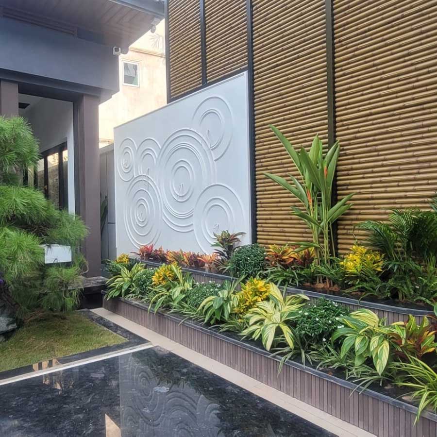 Hàng rào sân vườn biệt thự ốp tre giả màu nâu